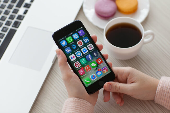 Set programs social networking on iPhone 7 Jet Black Onyx apps that revolutionize old technology